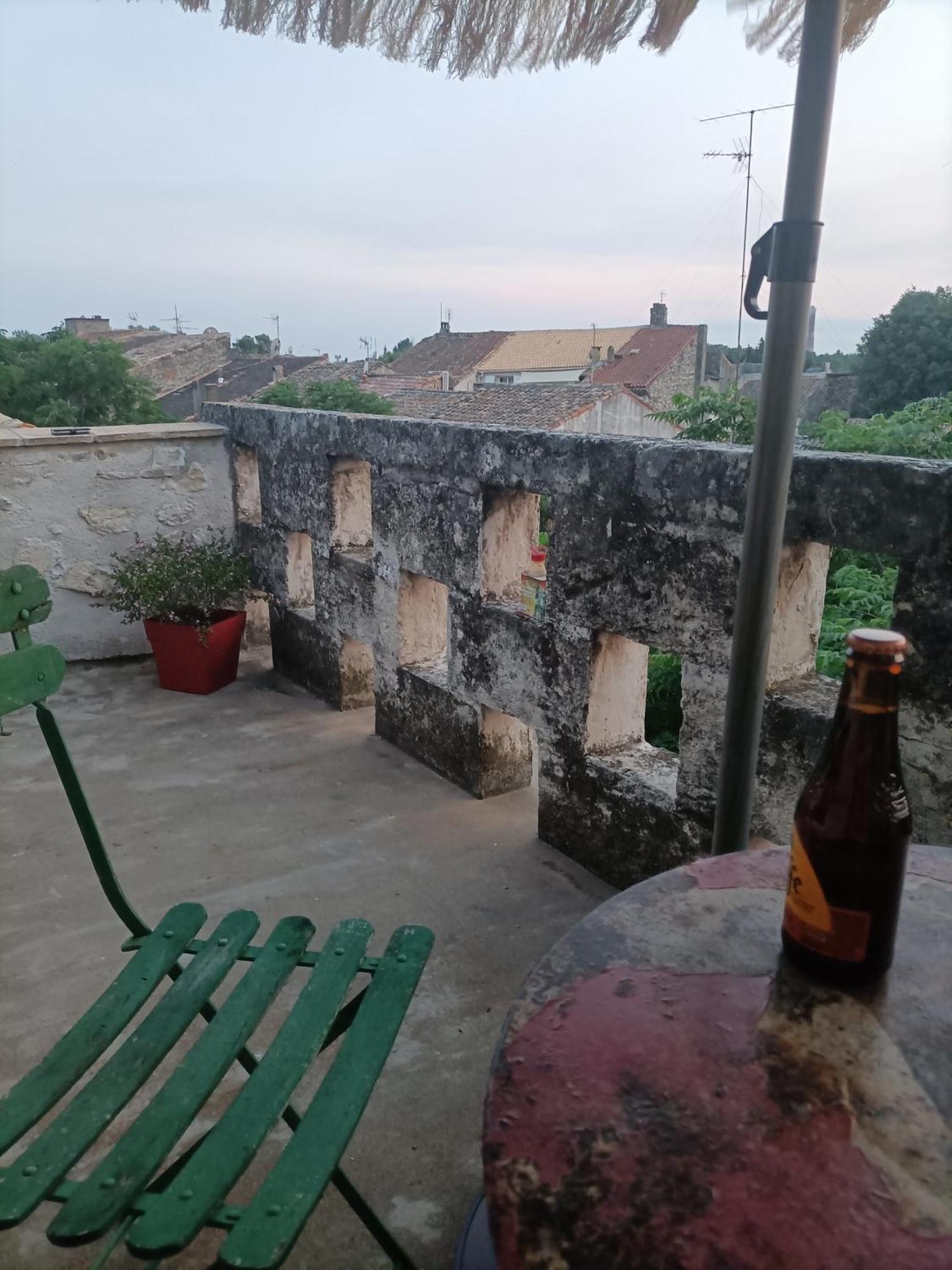 A Deux Pas D'Avignon Villa Aramon Eksteriør billede